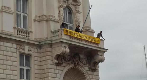 Omicidio Regeni, lo striscione esposto sul palazzo della Regione a Trieste