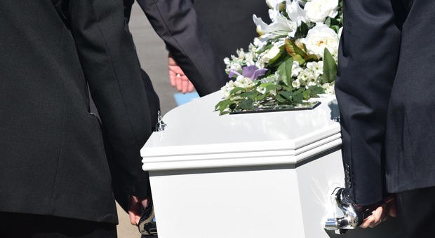 «Correte!»: sente degli spari improvvisi, mistero durante il funerale