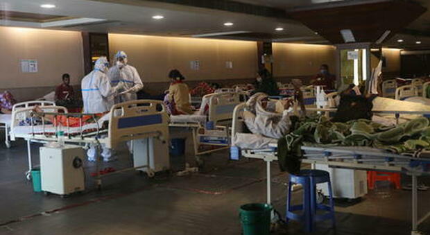 Covid, a fuoco ospedale in India: almeno 18 morti. Nuovo record di contagiati