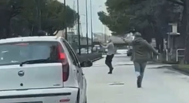 Napoli, sparatoria a San Giovanni: immigrato armato ferito dai finanzieri, l'inseguimento ripreso da un automobilista con il telefonino