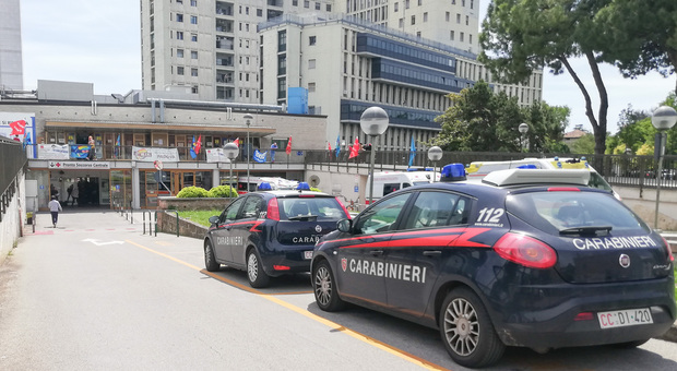 INDAGINI - I carabinieri stanno cercando chi ha pestato a sangue lo studente si sedici anni