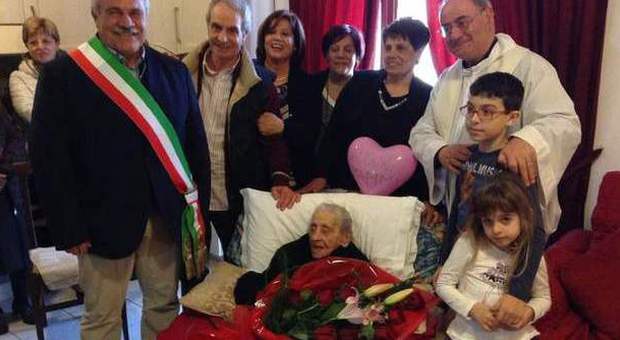 Maria Pina insieme ai figli,nipoti, al parroco don Scarponi e al sindaco D'Annibali