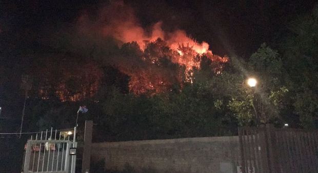 Notte di fuoco ad Agnano: l’incendio avvolge tutta la collina