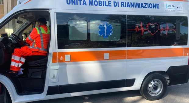 Tragedia a Torre Santa Susanna, ambulanza senza medico e infermiere: 63enne muore in piazza. Il 118: «Soccorso dal dottore arrivato in automedica»