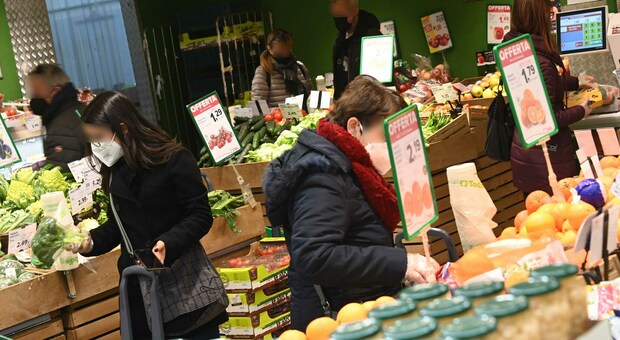 Supermercato senza Green pass, nessun limite agli acquisti anche per beni non essenziali