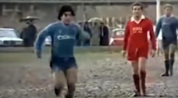 Diego Maradona nell'amichevole di Acerra nel 1985