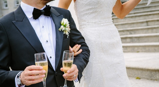 Sposi organizzano il matrimonio nell'azienda vinicola, poi la sorpresa: niente vino ai 100 invitati