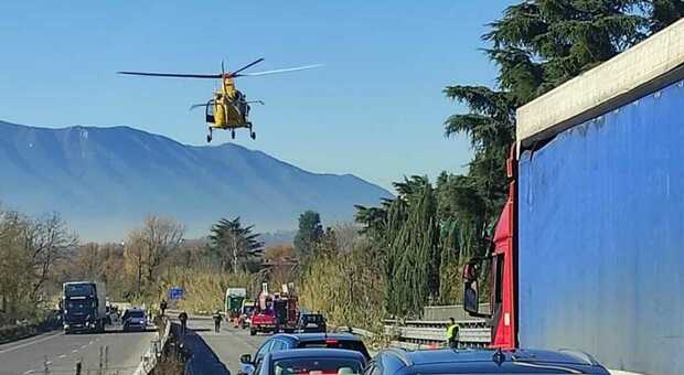 Incidente a Castelmassimo: autocarro della raccolta differenziata si ribalta, grave il conducente