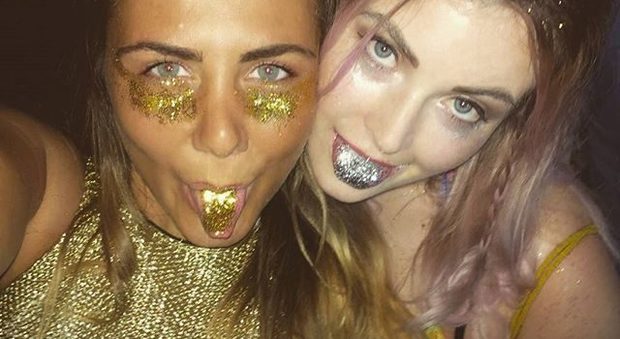 Glitter sulla lingua per i selfie: la moda che avvelena