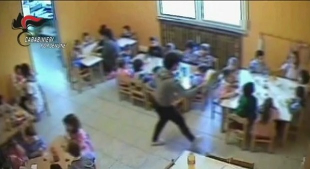 Pordenone, botte e urla feroci contro i bambini: il video che incastra le maestre violente