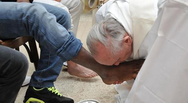 La lavanda dei piedi della discordia: i due preti “a rapporto” dal vescovo