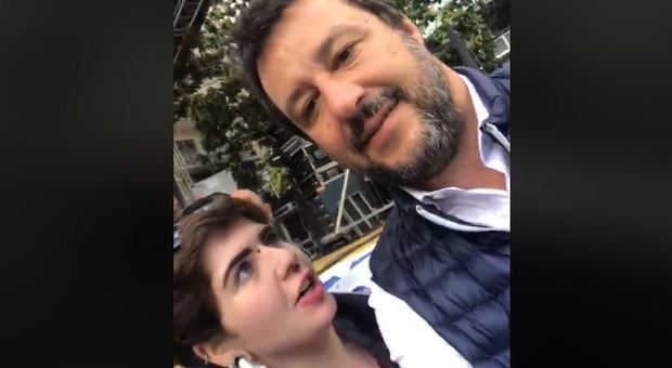 Finge di fare foto con Salvini: «Ma non eravamo terroni di m...?»