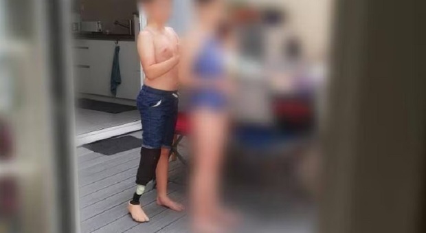 Bambino di 9 anni perde la protesi alla gamba mentre fa il primo bagno in mare: «Vacanza rovinata, aiutateci»