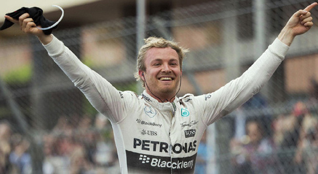 Nico Rosberg esulta dopo il traguardo