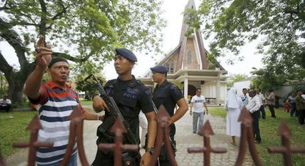 Indonesia, kamikaze ferisce prete durante la messa: voleva farsi esplodere sull'altare