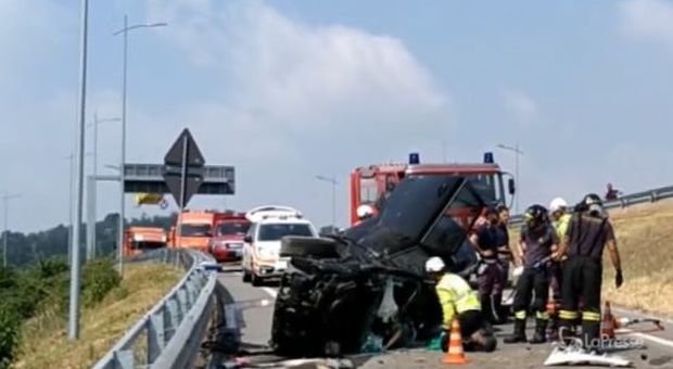 Camion contro due auto, incidente choc nel Bergamasco: 4 morti