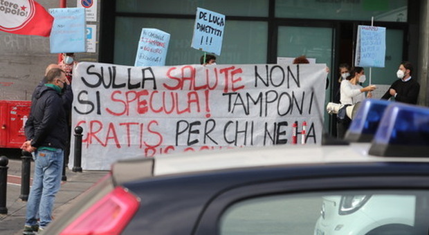 Napoli, la protesta di Potere al popolo: «Tamponi gratis per tutti»