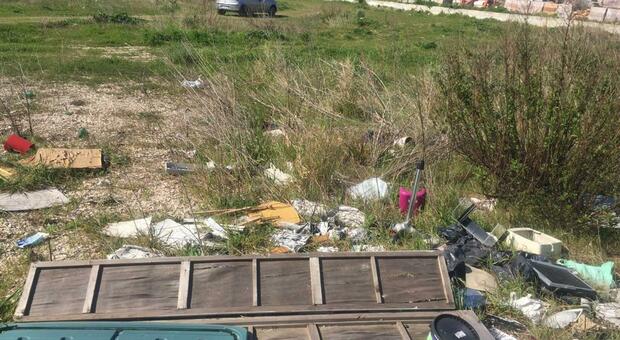 Caserta, lastricata di rifiuti la via del Policlinico il degrado nei pressi dell'isola ecologica