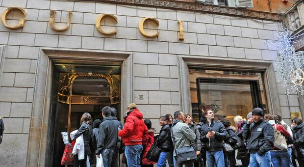 Gucci lascia Roma per Milano, protesta dei dipendenti: «Licenziamento mascherato». Perché è una brutta notizia per la moda della Capitale