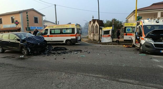 Incidente sulla Casilina, 17enne senza patente con l'auto della madre si scontra con un'ambulanza. Due feriti, il paziente estratto dalle lamiere