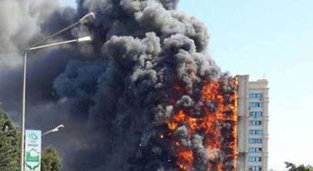 Grattacielo in fiamme, 15 morti e feriti: "Scarsa qualità dell'isolante esterno"