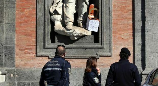 «Napoli ti vomita», rimosso il trono di cartone accanto alla statua di re Vittorio Emanuele II