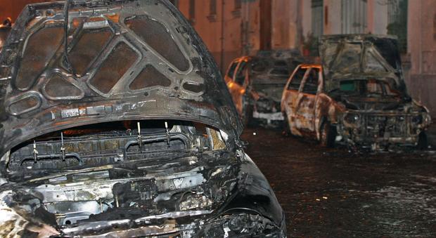 Due auto in fiamme nella notte, giallo e indagini dei carabinieri