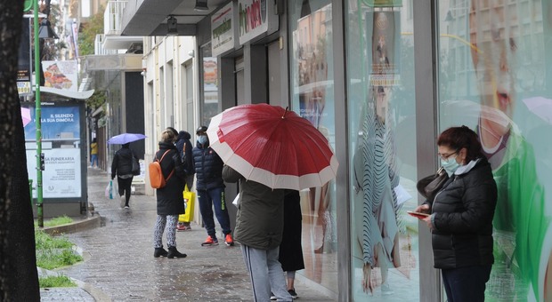 Coronavirus, riaprono i negozi per bambini: in fila sotto la pioggia