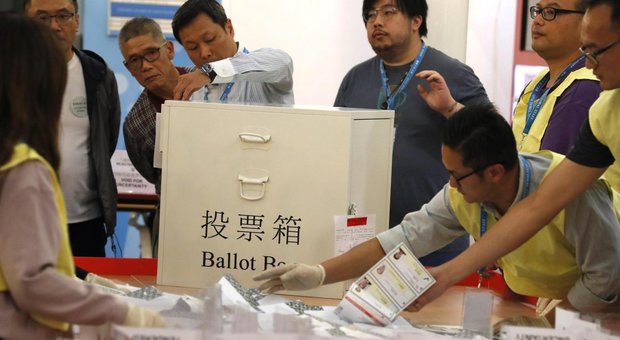 Hong Kong al voto dopo le proteste: democratici verso la vittoria