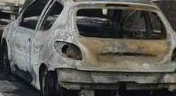 Montesarchio, fiamme nel capannone: distrutte 4 auto, si indaga sulla matrice