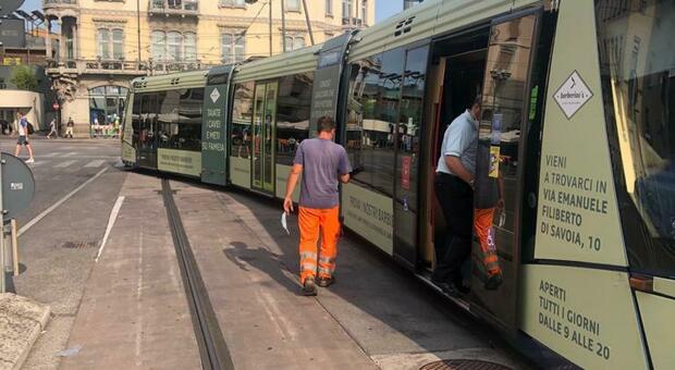 Padova, tram deragliato: incidente nel piazzale della stazione