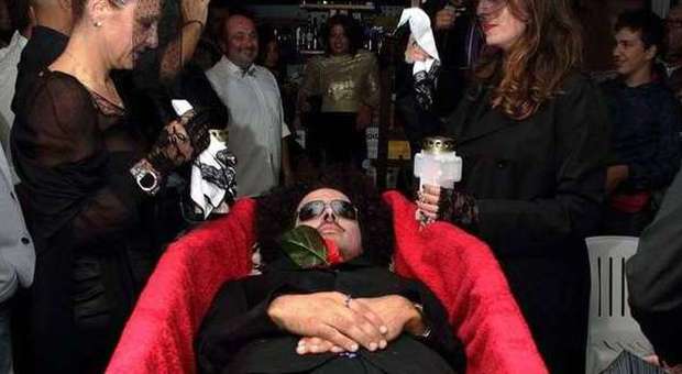 Civitanova, il titolare di uno chalet finge di essere morto ​e mette in scena il funerale