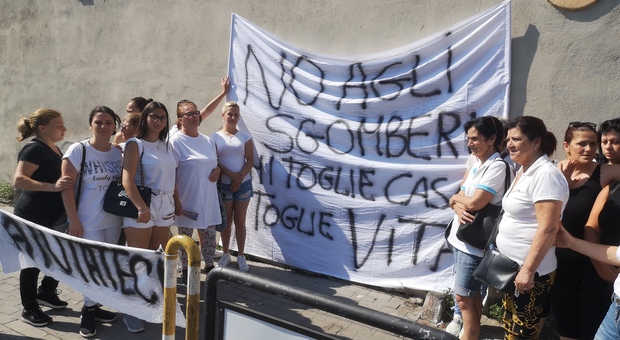 «No agli sgomberi di case popolari», la protesta delle donne in tribunale nel Napoletano