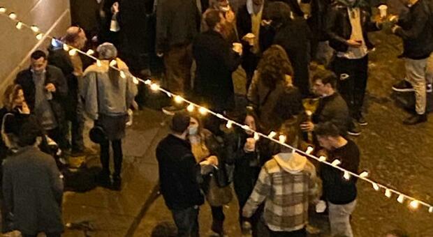 Covid a Napoli, la sfida dello spritz: folla con i bicchieri in mano davanti ai bar, raffica di multe