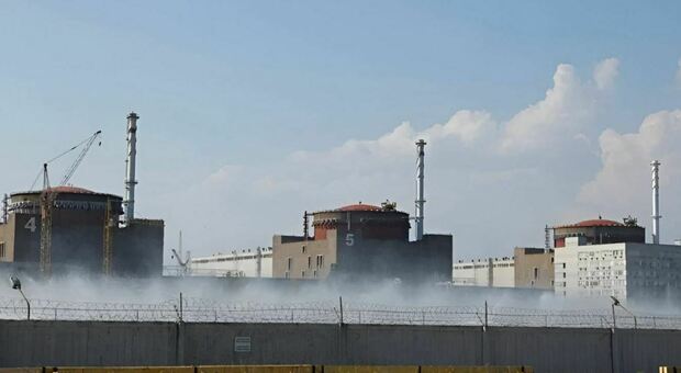 Attacco alla centrale di Zaporizhzhia, Grossi: «Azione militare pianificata, danni al tetto di uno dei reattori»