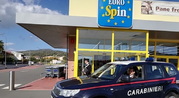 Anziana ruba il tonno all'Eurospin, il carabiniere paga il conto dell'84enne e la salva dalla denuncia: «Voleva mangiare del pesce, ma non aveva soldi»