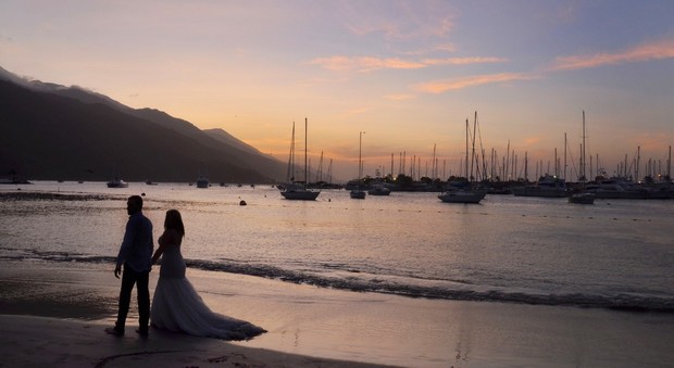 Nozze "eco-friendly", il nuovo trend a Pozzuoli sono i matrimoni in spiaggia