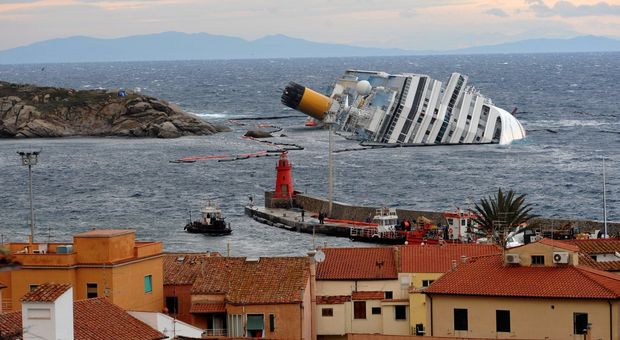 Disastro Concordia, Schettino pagherà 5.000 euro per l'isola deturpata