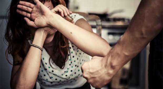 Taglia le mani alla moglie per gelosia: «Mi tradiva», condannato a 10 anni
