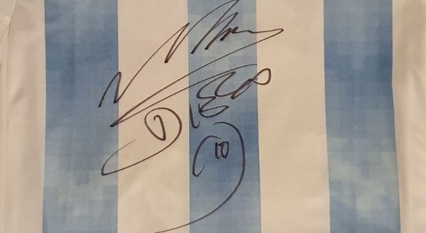 Maglia autografata da Maradona venduta per oltre 155.000 euro