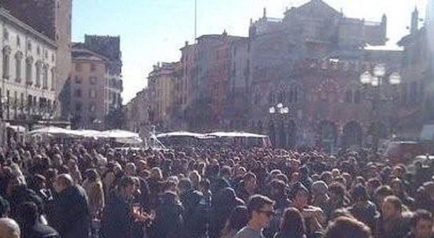 Verona. Banchi in piazza Erbe aperti oltre l'orario di chiusura: scattano le multe e la sospensione dell'attività