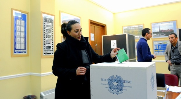 Il Presidente della Provincia di Latina, Eleonora Della Penna, vota alle elezioni provinciali dell'8 gennaio (foto Andrea Apruzzese)