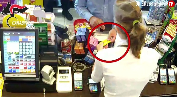 Roma, carte di credito clonate nei ristoranti del centro con la complicità dei camerieri: un giro d'affari da 70 mila euro