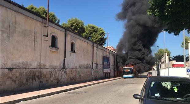 Taranto, bus in fiamme: paura in centro