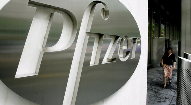 Pfizer, il CEO che vende le azioni è un caso. Bassetti: «Polemiche strumentali». Gismondo: «Non è un buon segno»
