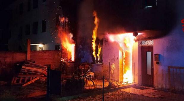 Rogo nella notte nella casa di un 40enne, fiamme si estendono a tutta la struttura: 2 intossicati