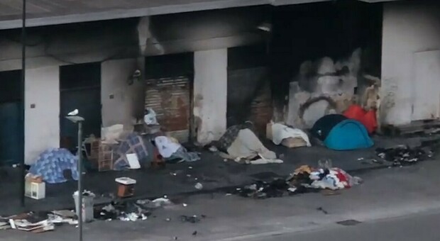 Napoli, ex mercato ittico tra clochard e rifiuti: «Abbiamo paura»