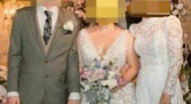 Invitata al matrimonio si presenta con un abito di pizzo bianco. La sposa: «C'era un dress code da rispettare. L'amica di mia madre è un clown»