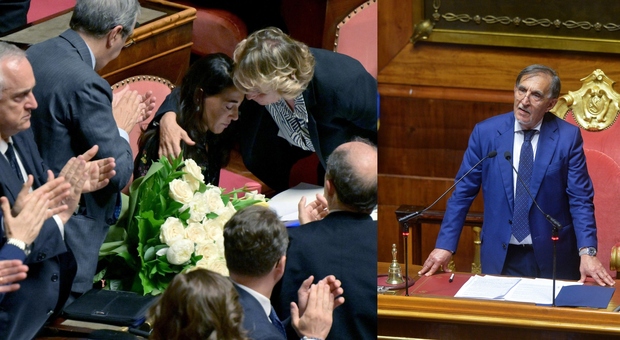 Berlusconi, l'omaggio in Senato: rose bianche sul suo scranno. Renzi: «Non c’è un erede». M5S in silenzio