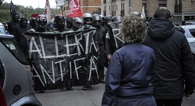 Roma, alla Magliana tensioni fra residenti e antagonisti del centro sociale: cariche della polizia